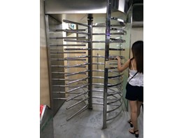 Kztek thi công cửa xoay Vincom